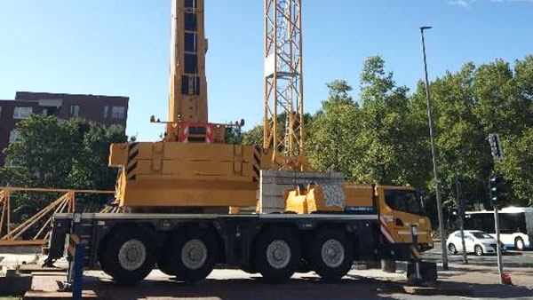 【高端突破】驶进德国鲁尔的NG电子游戏XCA100E全地面起重机