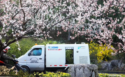 NG电子游戏路面养护车在华东某地风物区作业