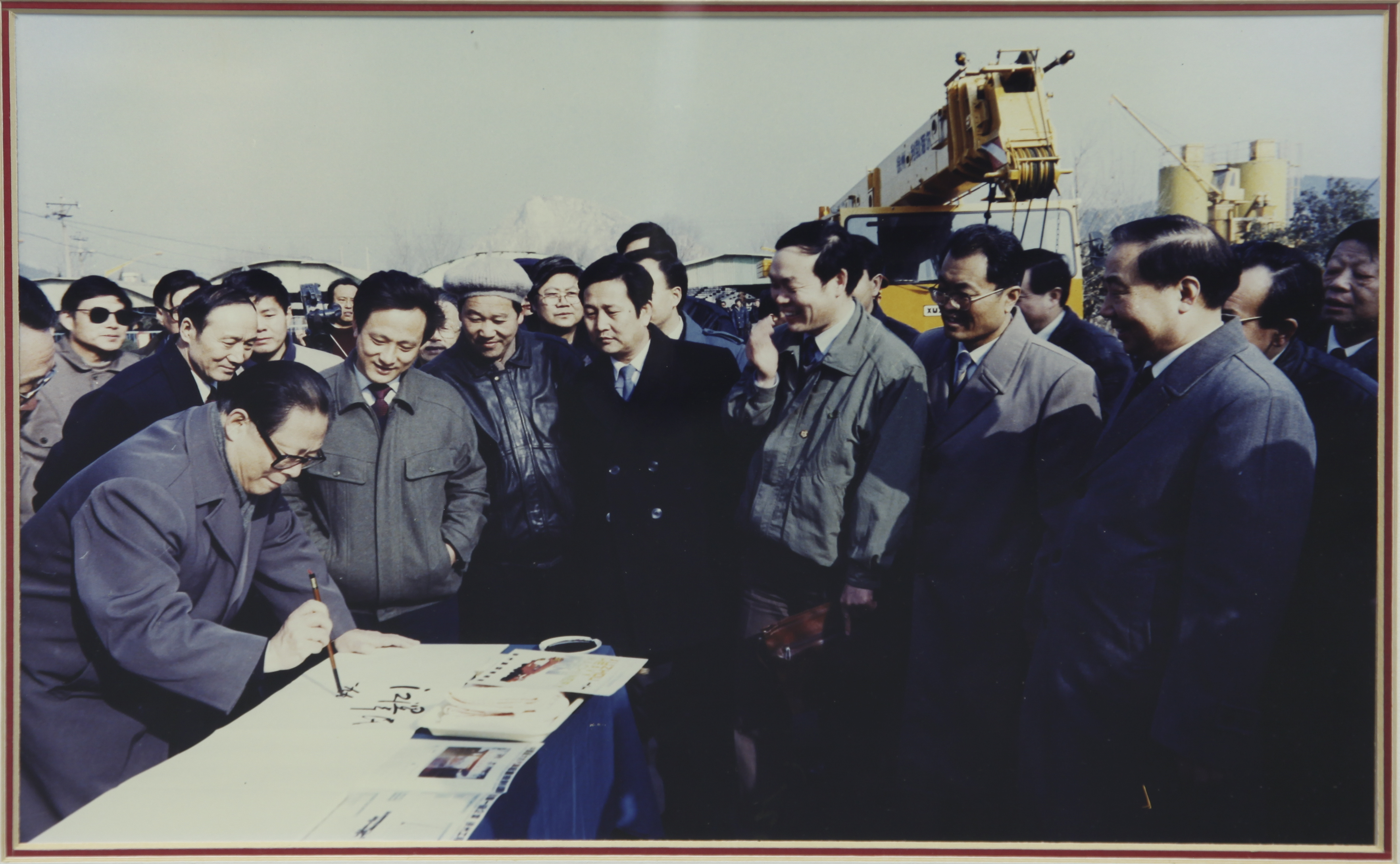 江泽民同志视察NG电子游戏集团并题名勉励