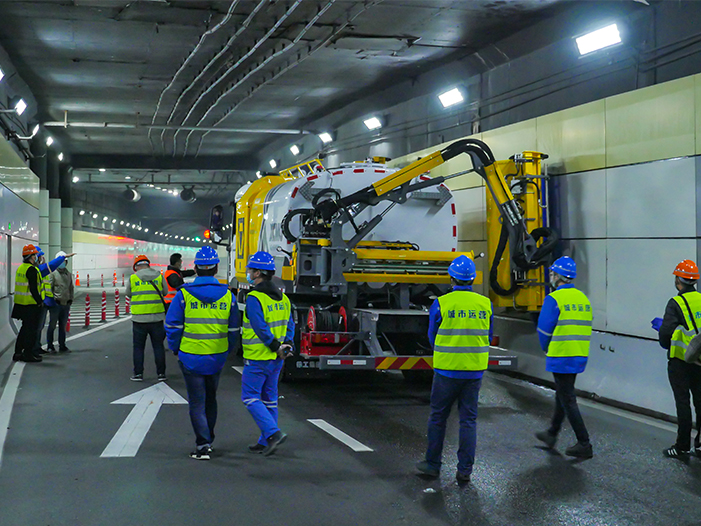 NG电子游戏墙面洗濯车在上海打浦路隧道作业