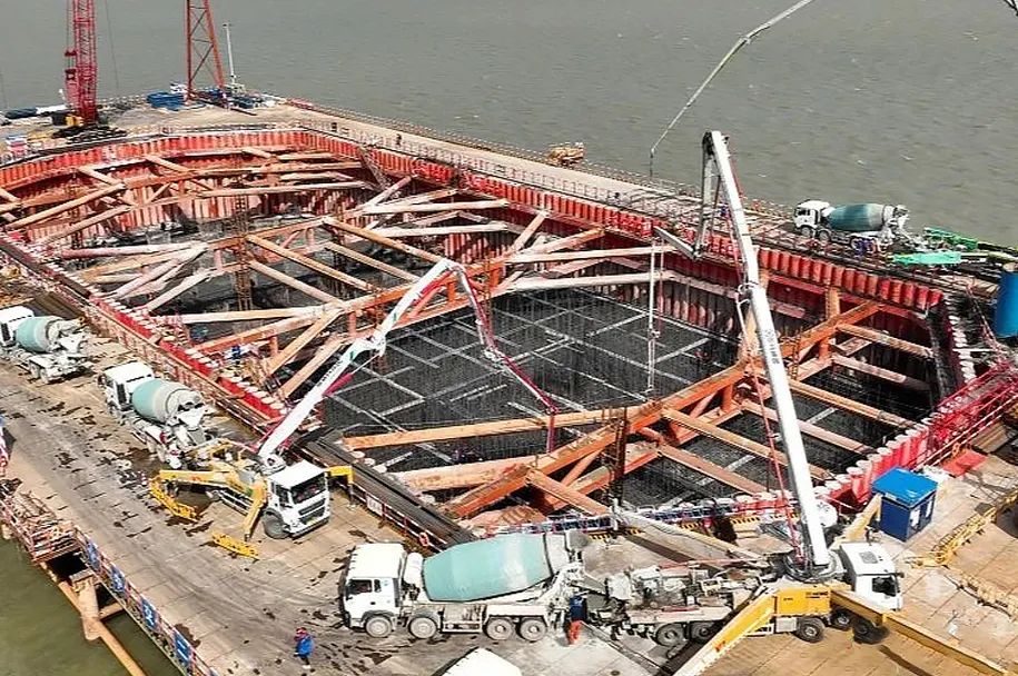 NG电子游戏泵车再筑“天下之最”张靖皋长江大桥！！！