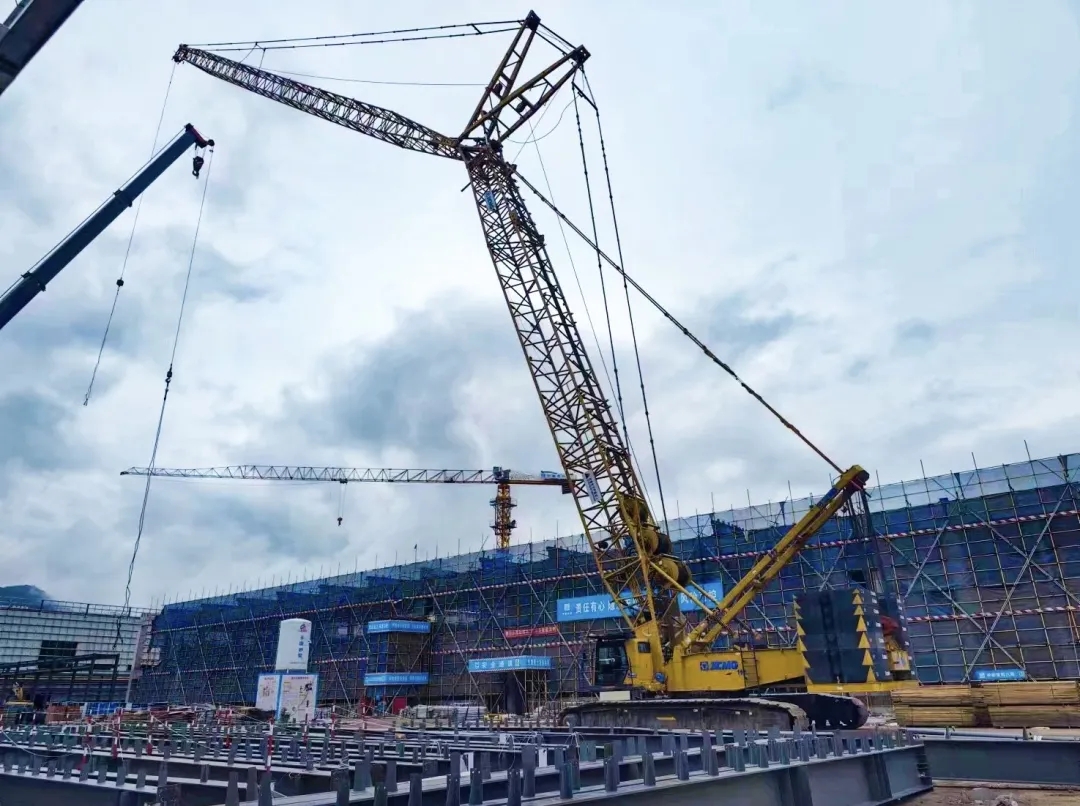 “钢”铁的意志！！！NG电子游戏XGC320履带起重机参建大跨度钢结构工业厂房