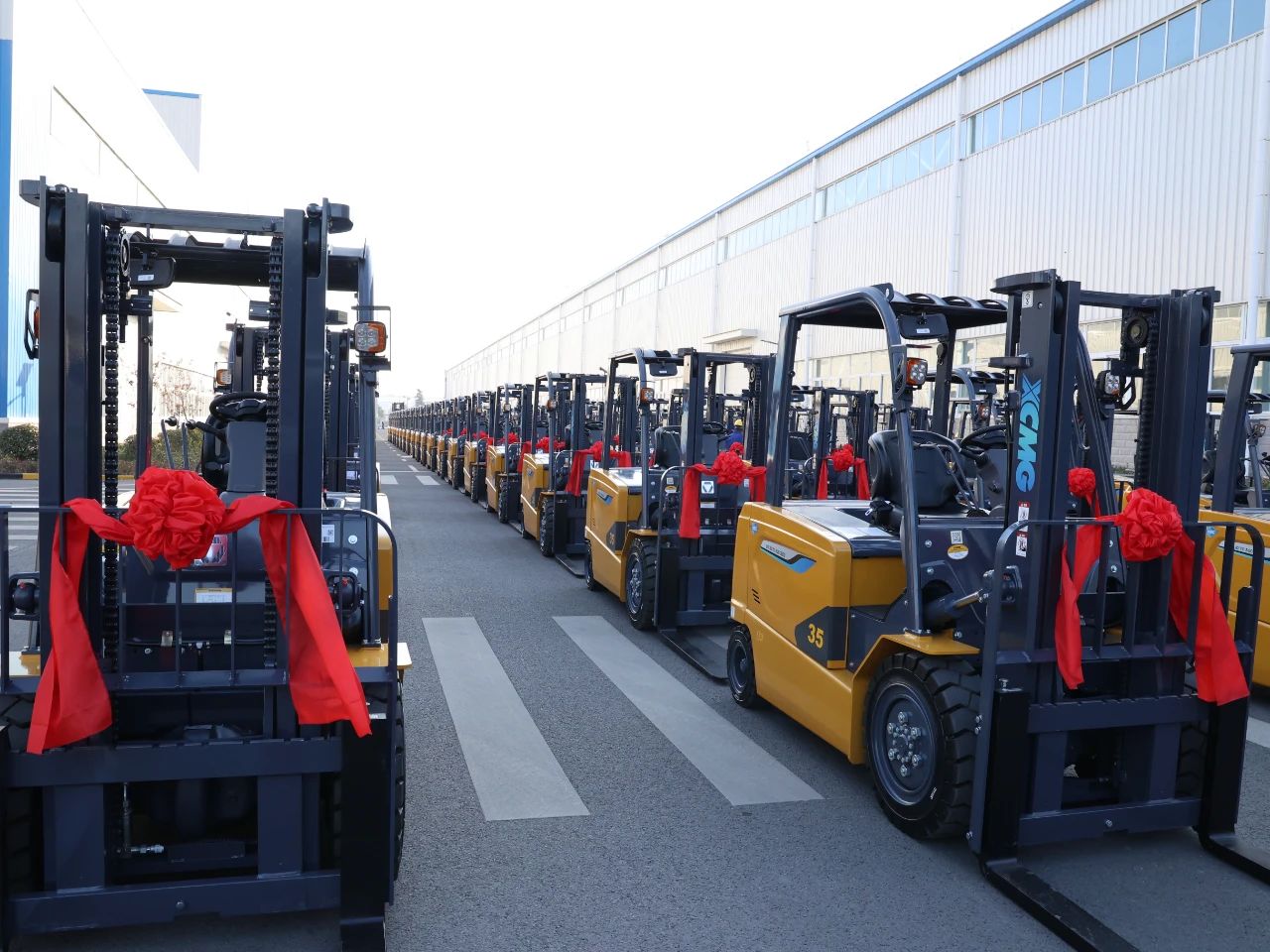 又是百余台！NG电子游戏“鲲鹏”叉车批量交车