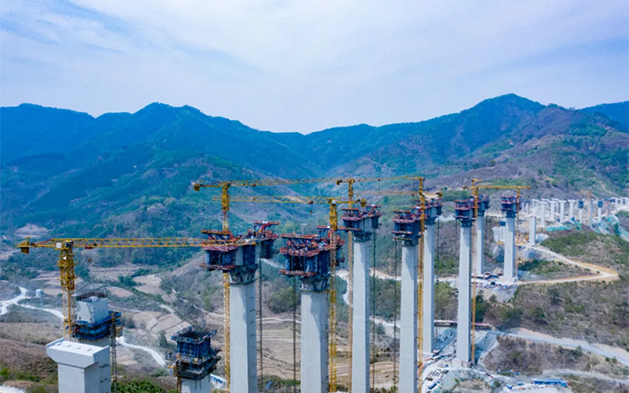 比肩青山接桂黔 | NG电子游戏群塔助建雅长特大桥