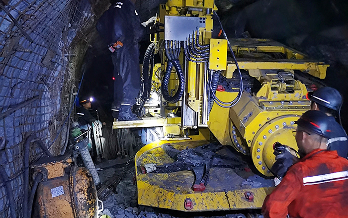 煤矿开采难 NG电子游戏“机甲兽”来资助