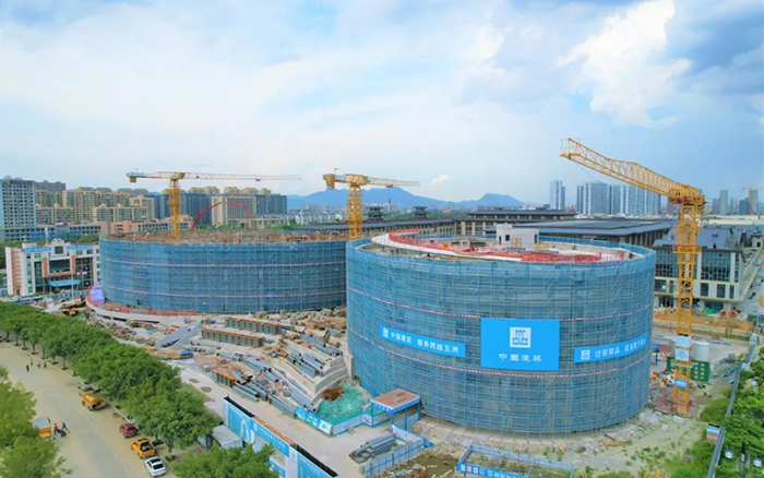 逐浪扬帆，NG电子游戏塔机吊起苍南大剧院“钢铁脊梁”