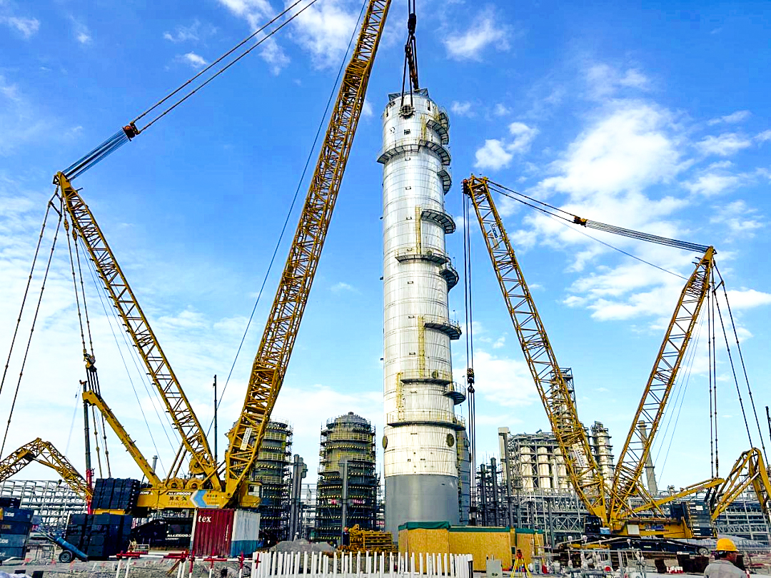双机联动！！！NG电子游戏履带起重机助力天下丙烯腈行业“最大最重单体装备”乐成绩位