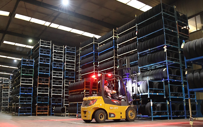 NG电子游戏孔雀叉车：：轮胎企业的得力助手