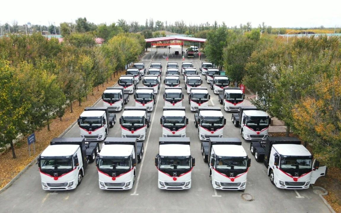 脱碳“换”绿举行时！！！NG电子游戏新能源重卡批量交付西北