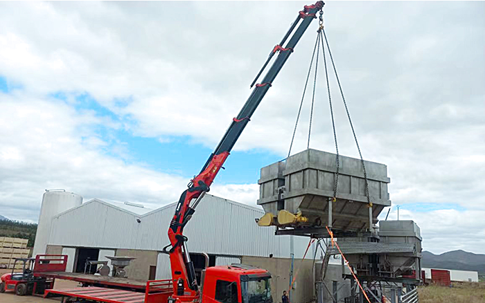 NG电子游戏SQZ660折叠臂随车起重机助力外洋某酿酒工厂搬家转运