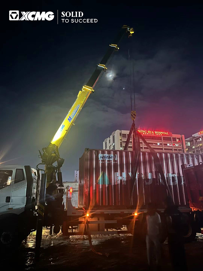 NG电子游戏随车起重机在东南亚精彩完成集装箱转运施工