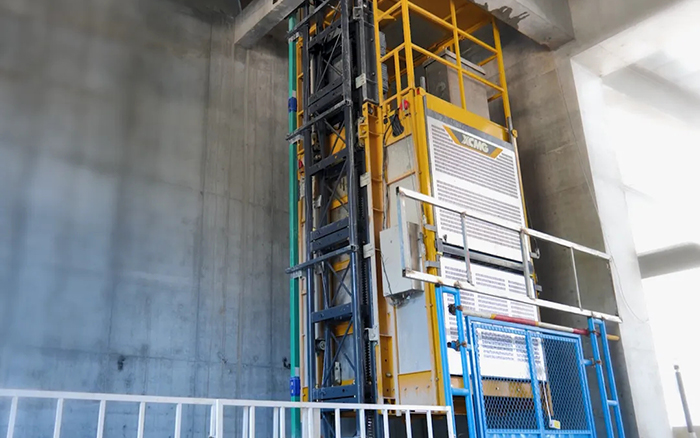 性能规范！！！NG电子游戏井道施工升降机助建超高层商务中心项目