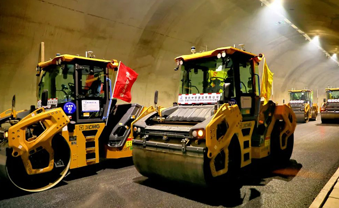 来看NG电子游戏智慧→重庆首次山区专长隧道无人摊铺施工