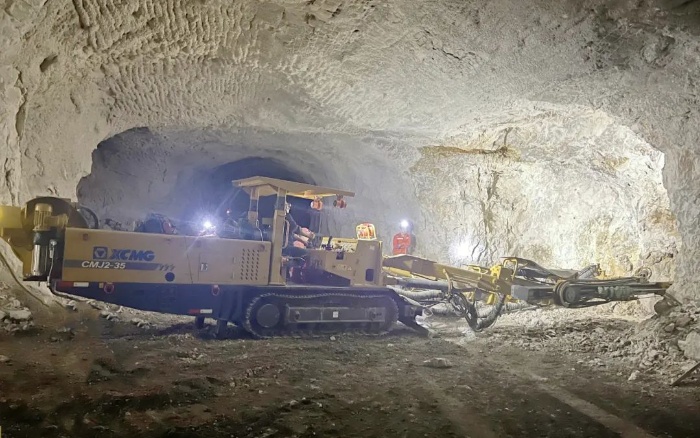 窄小巷道作业！！！NG电子游戏掘进钻车助力铁矿开采