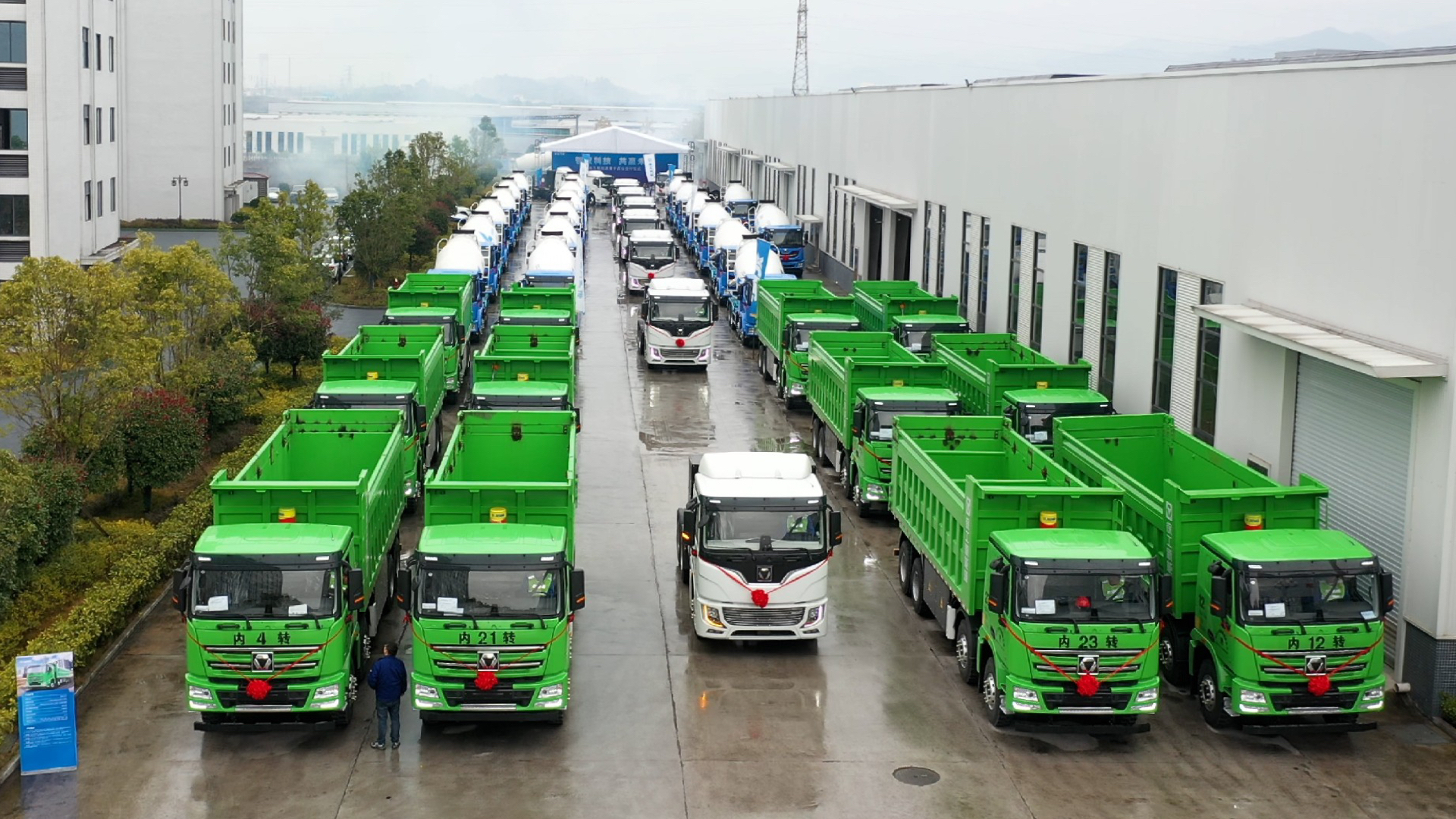  百台NG电子游戏新能源成套化运输装备交付盛况直击