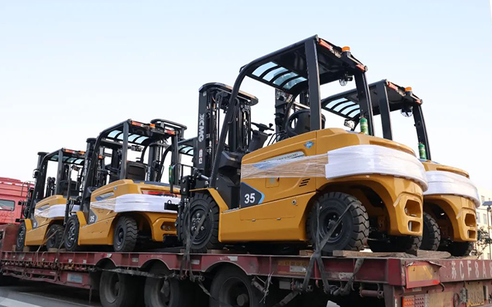 开门红！百余台NG电子游戏新能源叉车赴广东→