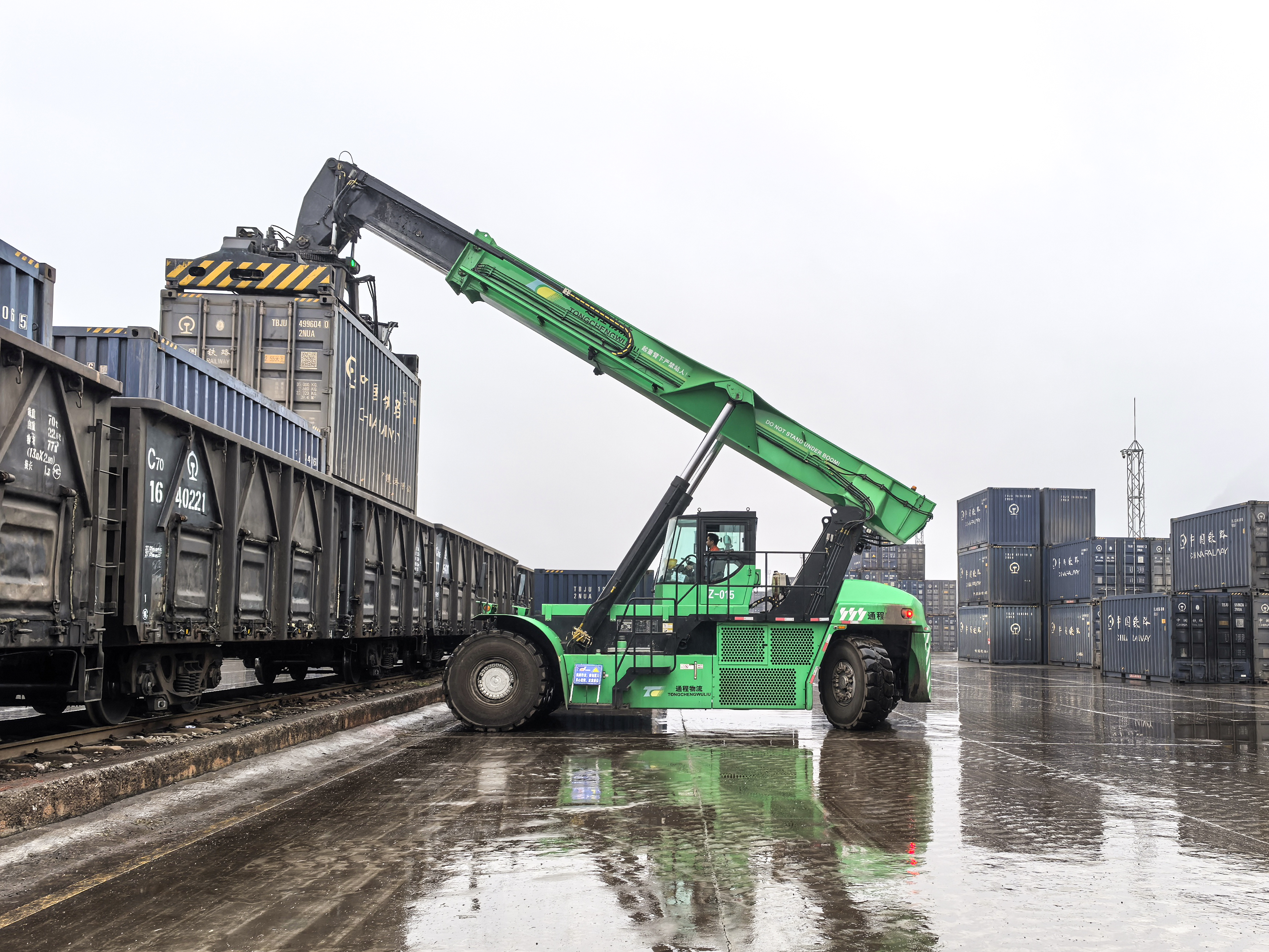 NG电子游戏纯电动正面吊在华南某铁路货场交出“低碳答卷”