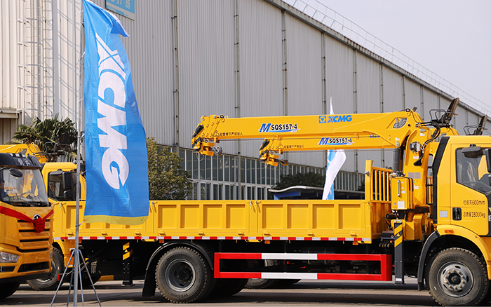 助力都会建设新征程！！！NG电子游戏随车起重机M SQS157-4批量发车 