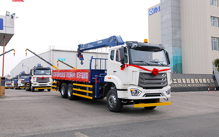 NG电子游戏SQS250随车起重机批量发车，助力 “一带一起” 沿线基建腾飞