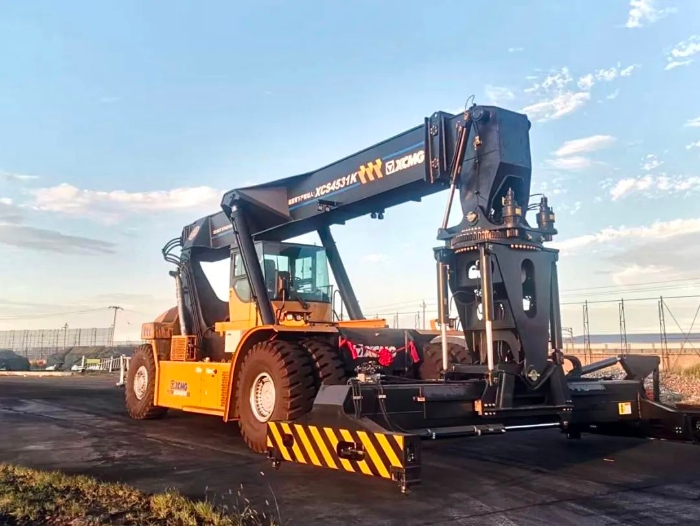 以质提速！NG电子游戏倾斜吊具正面吊分钟级响应包管运输清静流通