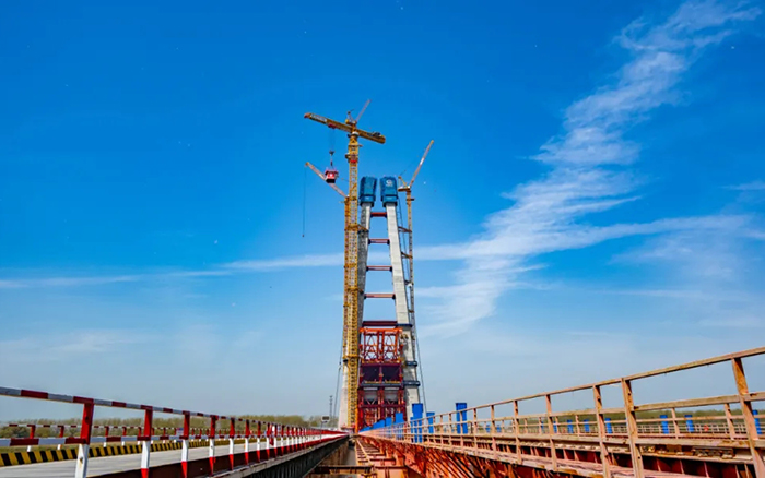 全球最大塔机亮相央视！！！NG电子游戏助力马鞍山长江大桥主塔吊装
