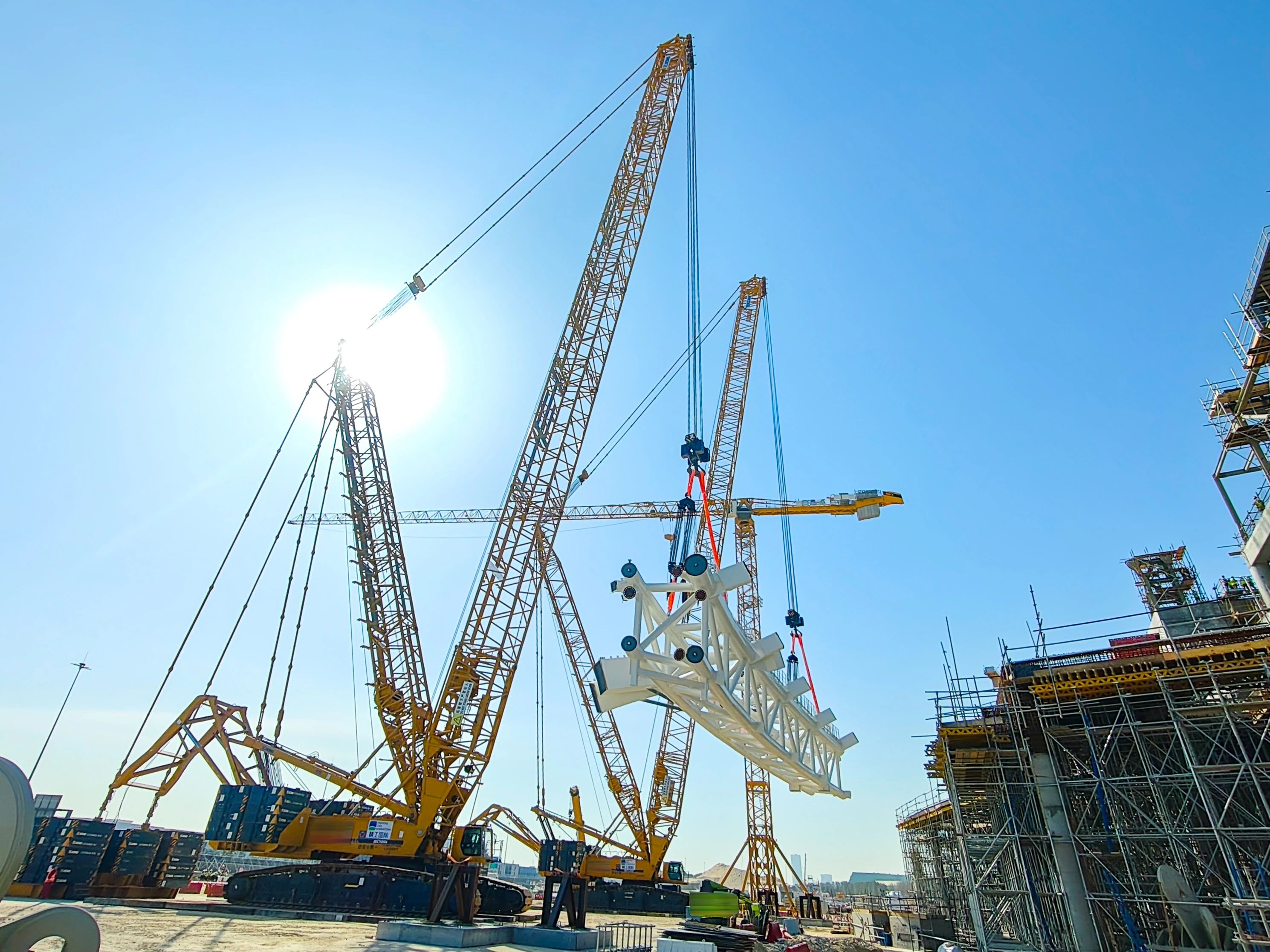 毫米级精度托举天下杯梦想——NG电子游戏履带起重机奋战沙特！！！