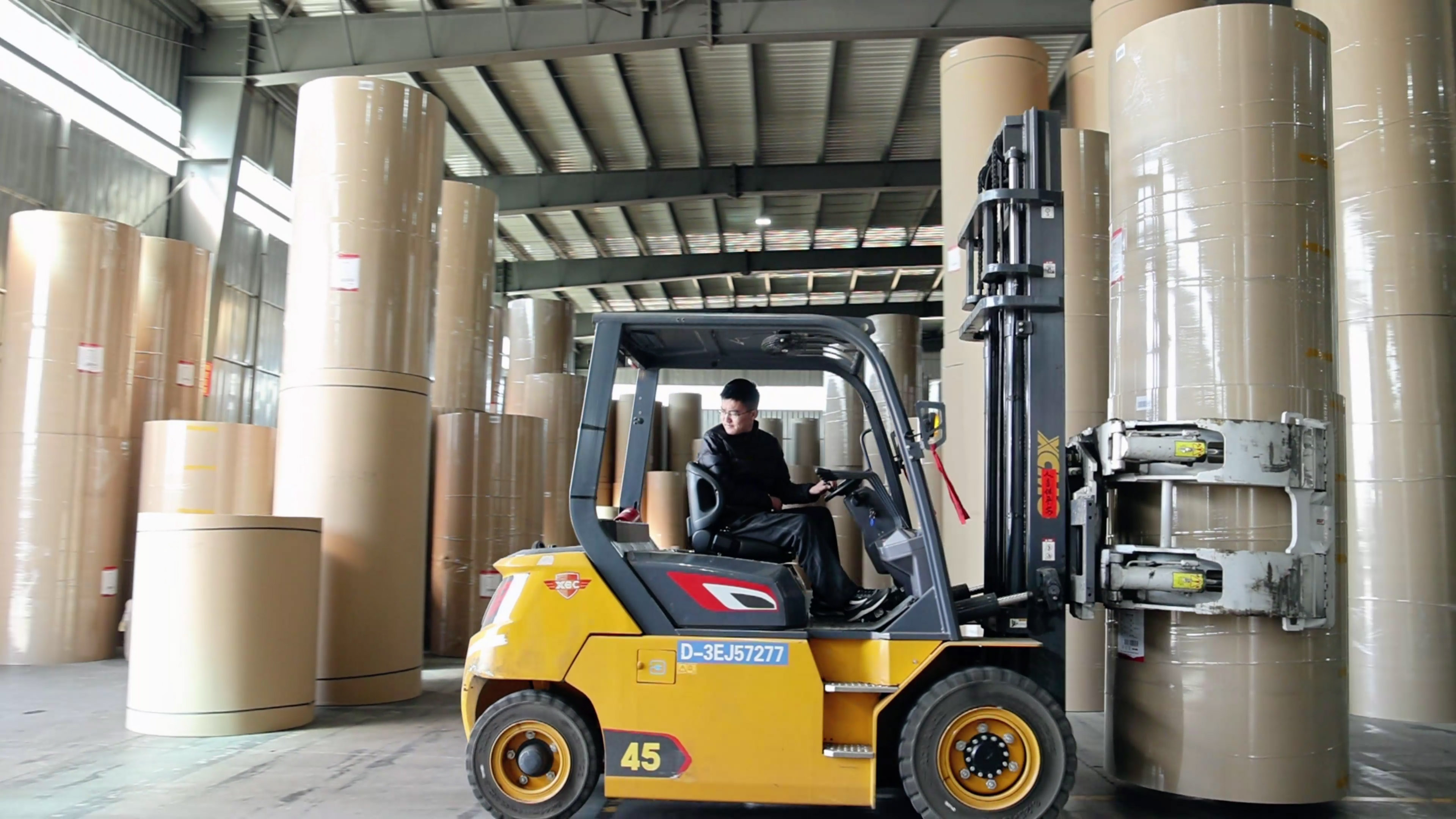 纸卷厂搬运利器，，NG电子游戏孔雀系列高压重载电动叉车