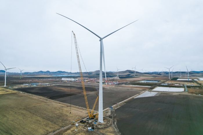 高空之巅，，再铸荣光！！！XLC18000M助力大型风电场首台185米风机乐成吊装