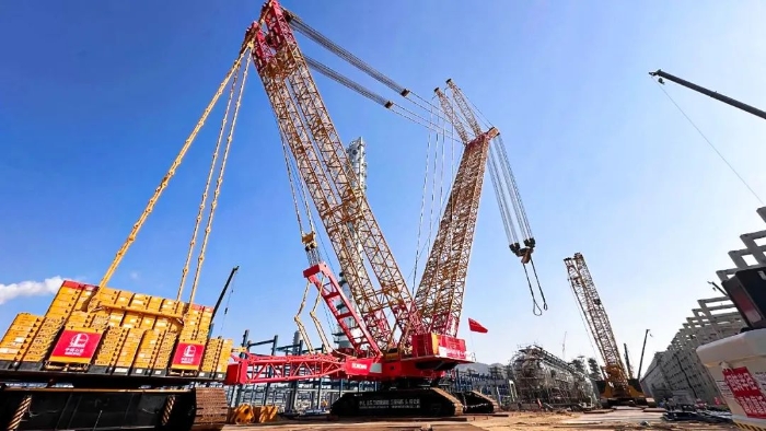 全球首台问世的4000吨履带式起重机，，再创海内吊装新纪录！！！