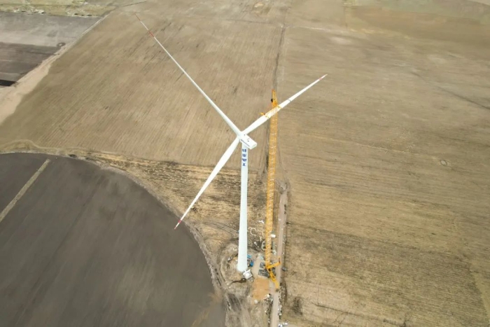 高空之巅，，再铸荣光！！！XLC18000M助力大型风电场首台185米风机乐成吊装