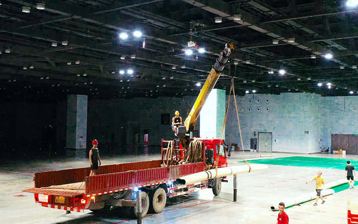 高效稳护航，NG电子游戏随车起重机赋能广西会展中心体育场馆塑胶铺设