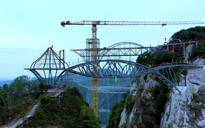 一览众山！！！看NG电子游戏塔机「与山齐肩」