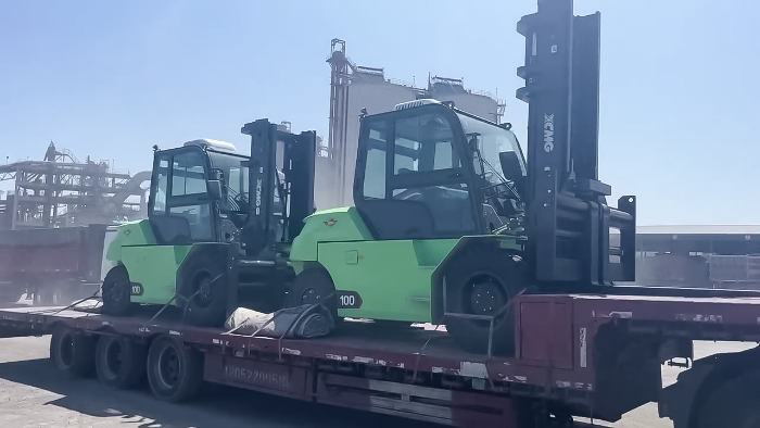 从室内到室外，，24小时一直歇！NG电子游戏孔雀叉车扎根新疆钢材厂