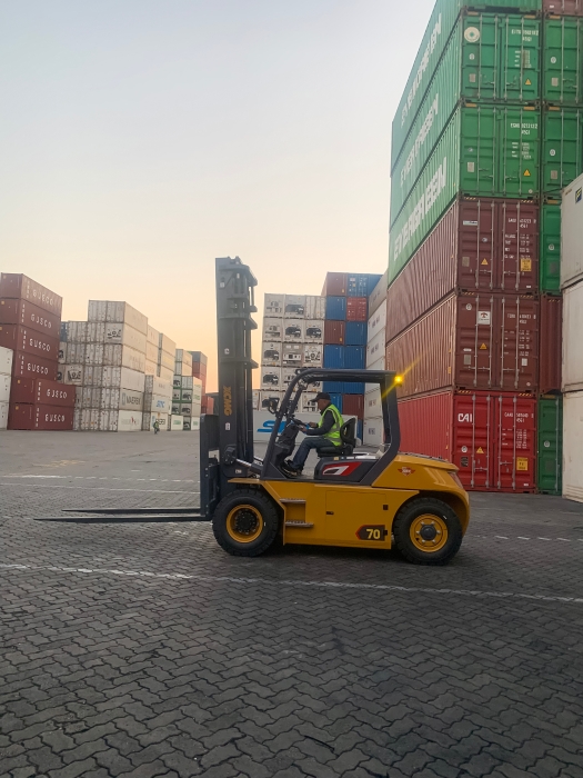 NG电子游戏叉车批量进驻厦门港，，一站式解决方案赋能口岸物流新升级