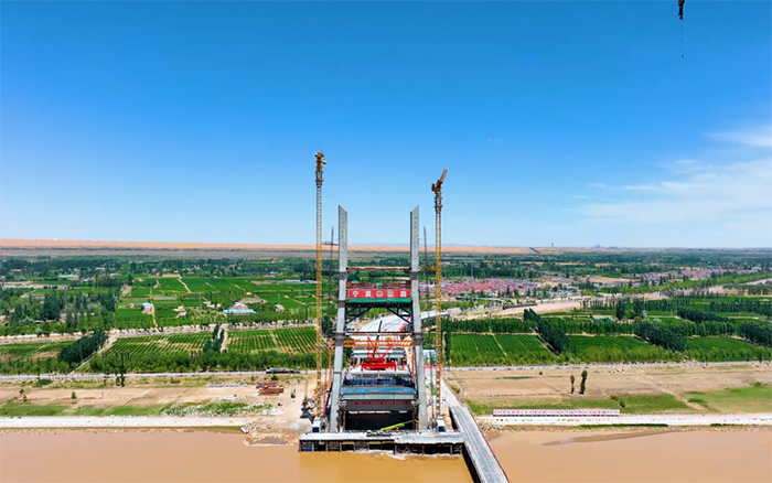 顺遂合龙 | NG电子游戏塔机助建宁夏单跨跨径最大斜拉桥