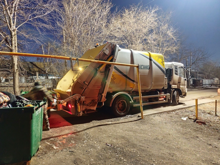 NG电子游戏后装压缩式垃圾车助力阿斯塔纳：：：高效环保，，，助力都会清洁