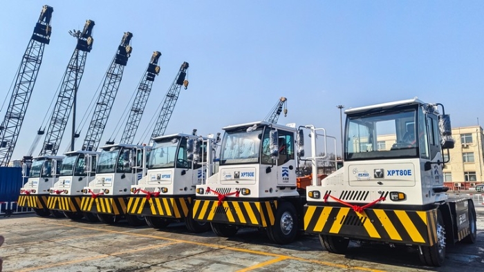 新车交付忙！NG电子游戏新能源重载牵引车以多维优势赋能大宗货物智慧转运