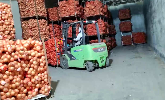 NG电子游戏鲲鹏系列新能源叉车，，为食物冷库工厂注入绿色动能