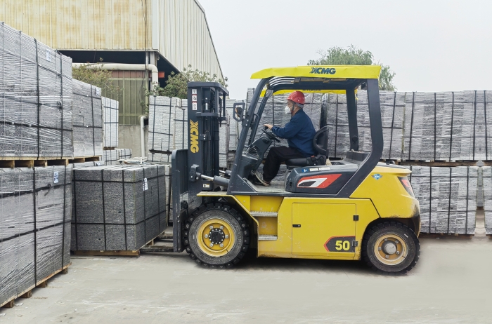 有“石”力！NG电子游戏孔雀电动叉车强势入驻石材厂