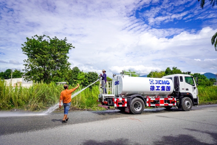 NG电子游戏10方洒水车：：：泰国“热土”上的绿色降温使者