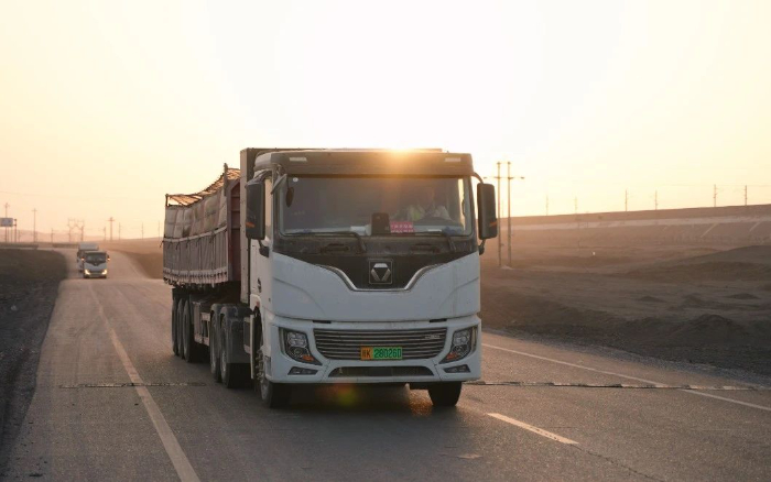 硬核动能，，NG电子游戏新能源重卡不惧每一条难走的路