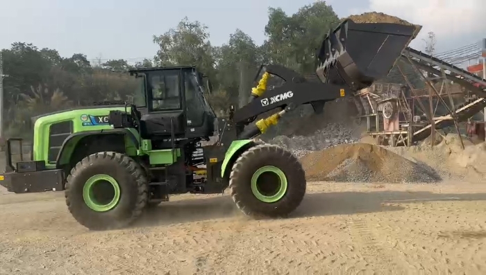 NG电子游戏纯电动装载机助力越南砂石料场，，，开启绿色施工新纪元