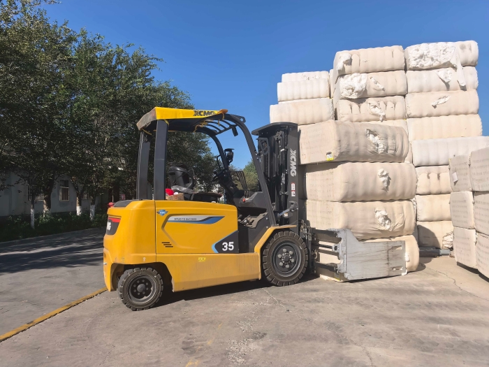 NG电子游戏鲲鹏电动叉车，，赋能西北棉花工业高效运转