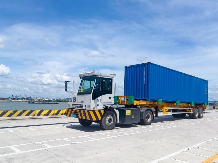 广州港甄。！去看口岸“特种兵”NG电子游戏纯电牵引车