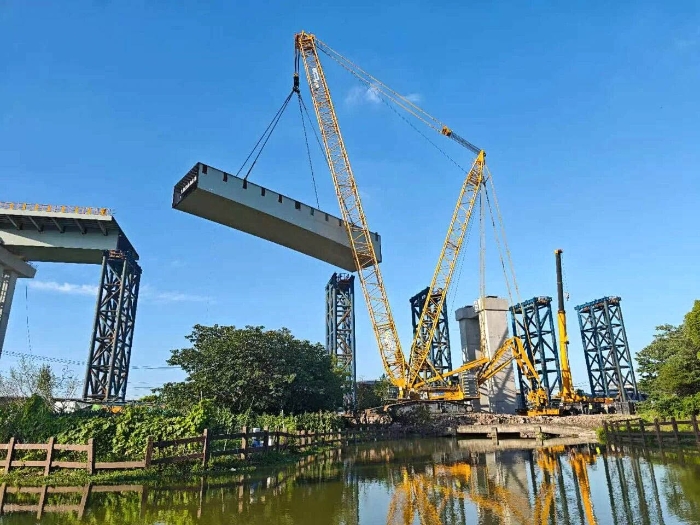 螺蛳壳里做道。。？？？NG电子游戏XGC11000高架旁上演“极限操作”