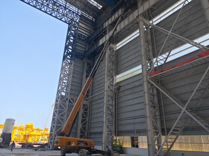 52米“巨臂”显神通！！！NG电子游戏纯电动高空作业平台高效攻坚蓝水海洋车间扩建